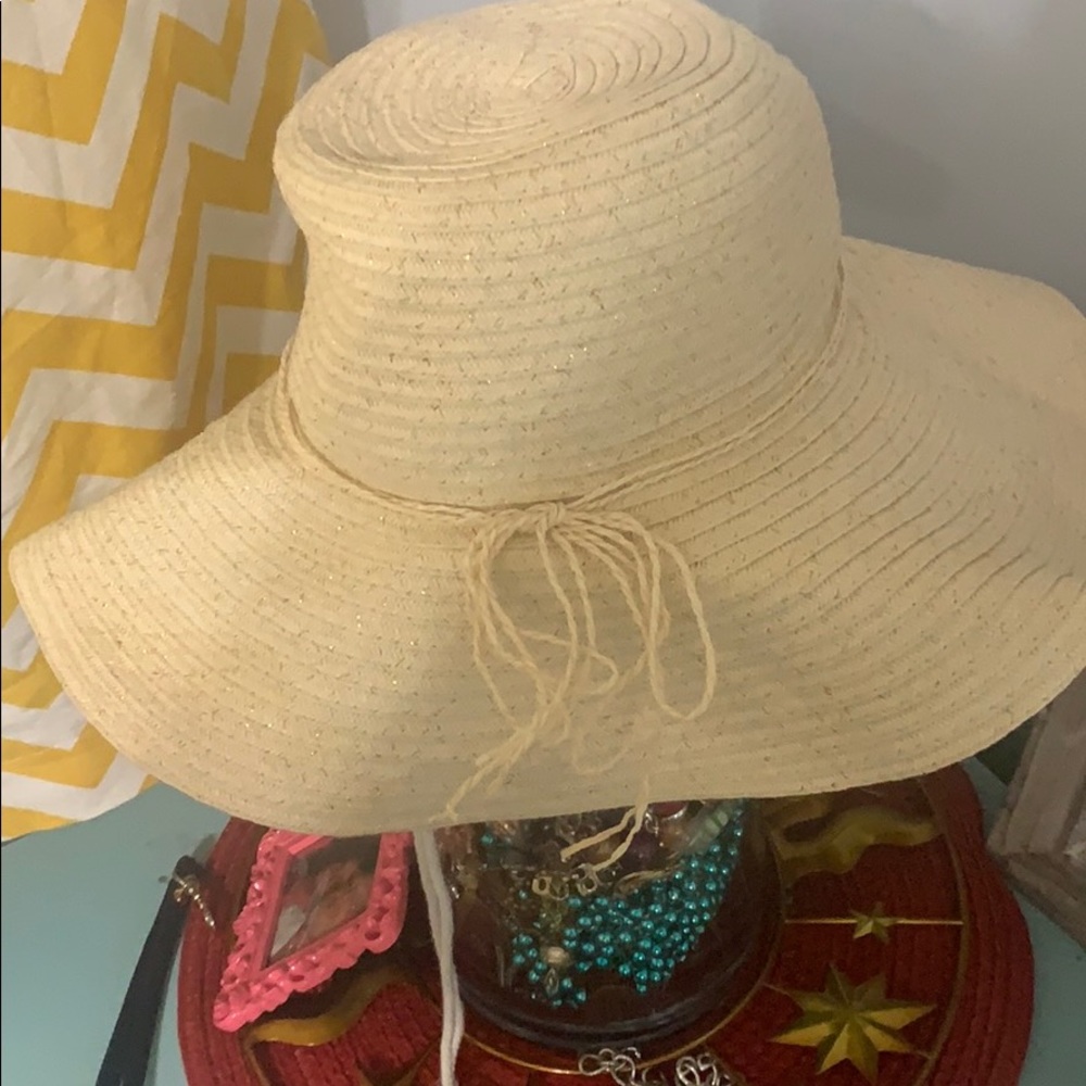 Beautiful hat - Picture 2 of 3